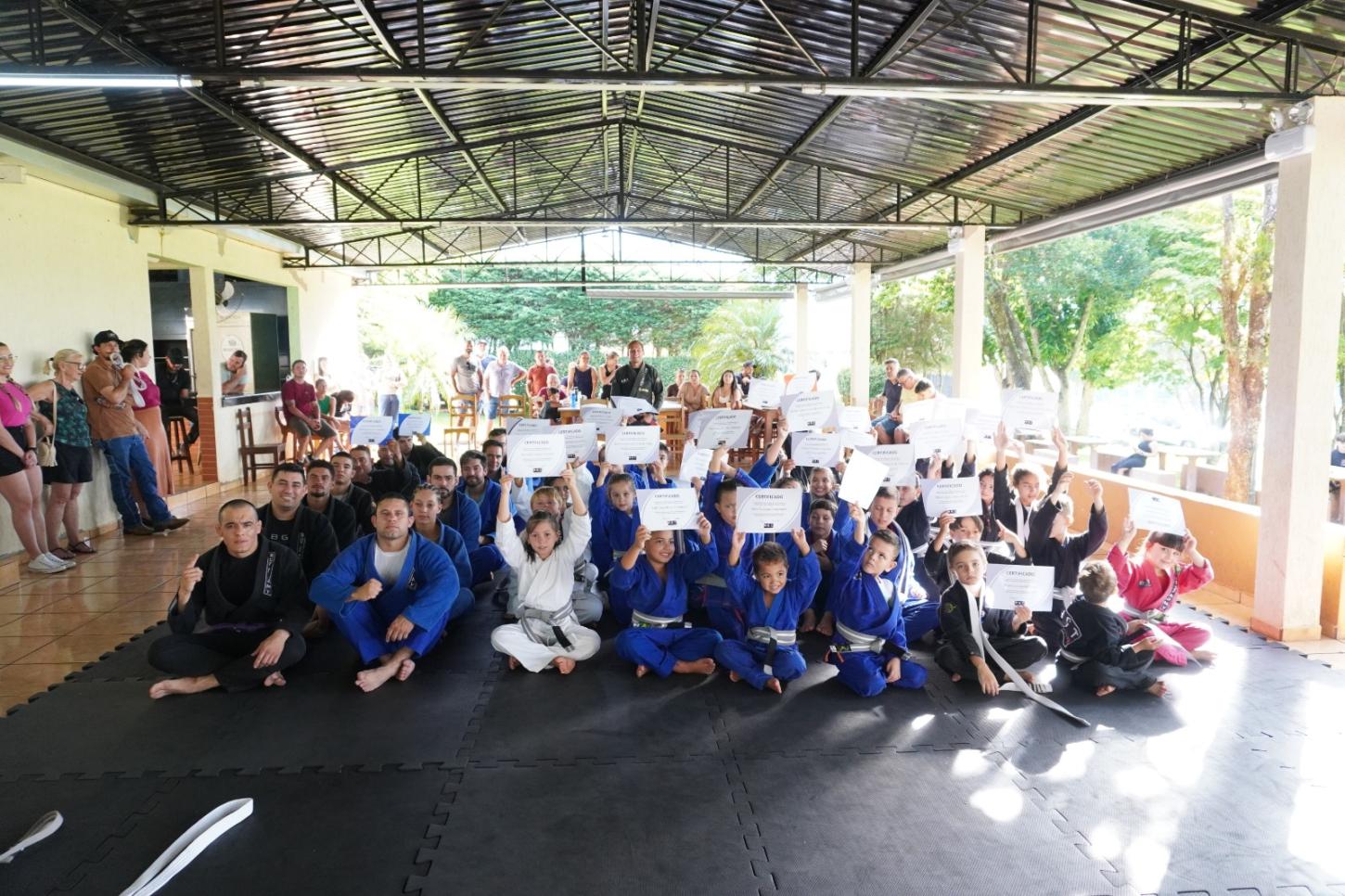 BGT Faxinal celebra graduação de alunos em jiu-jitsu com presença de mestre renomado