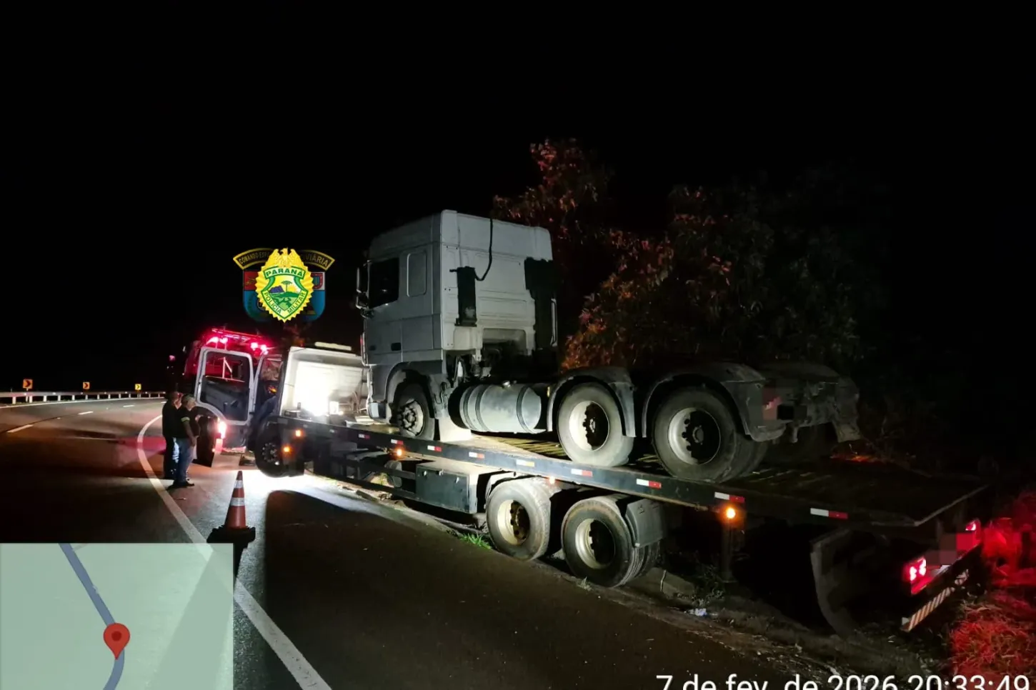 Caminhão colide com barranco na PR-445 em Tamarana e danifica infraestrutura rodoviária
