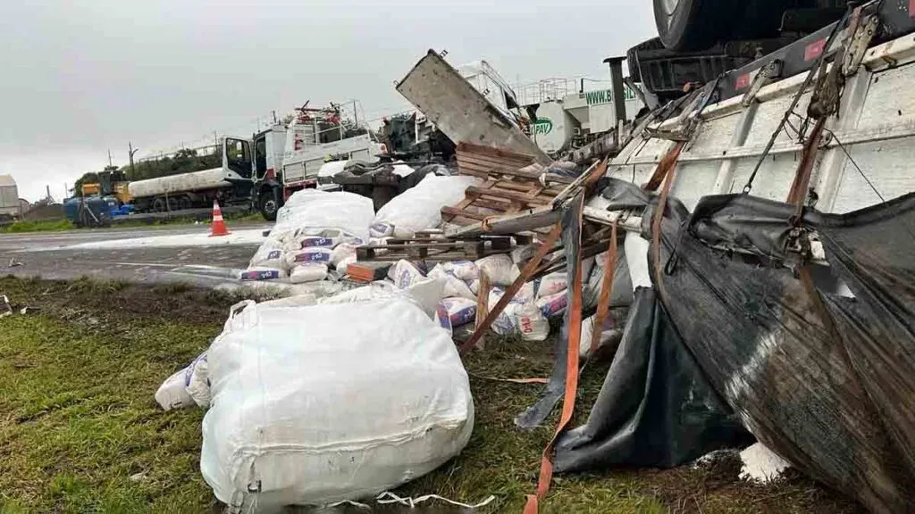 Caminhão colide com carro e tomba em Califórnia