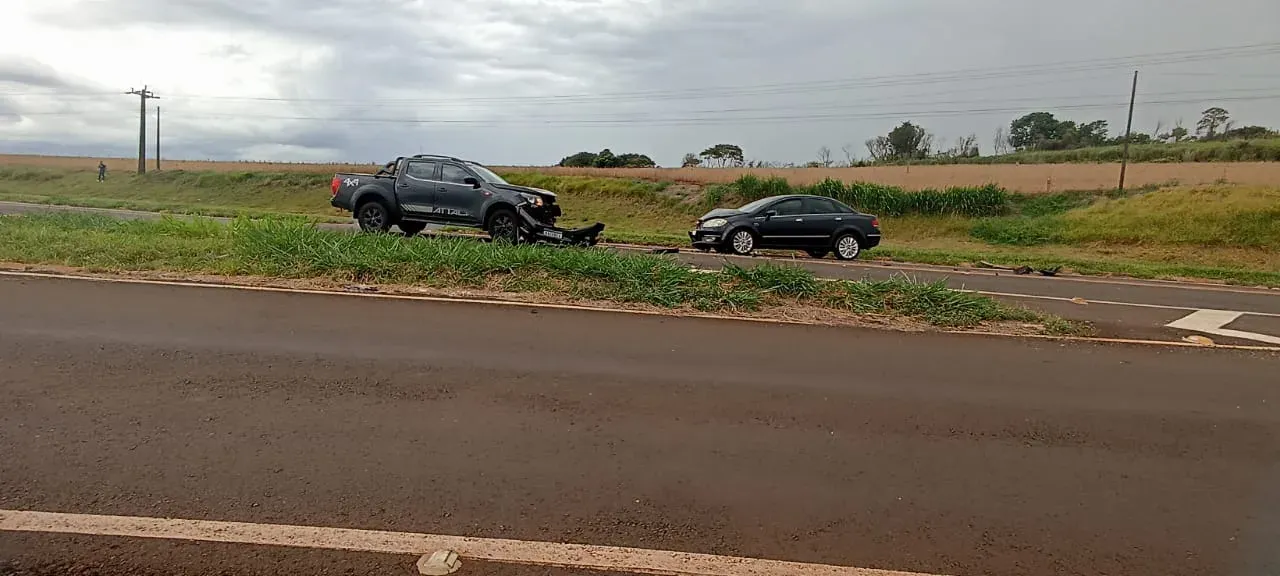 Colisão entre carro e caminhonete fecha trevo na PR-170 em Borrazópolis