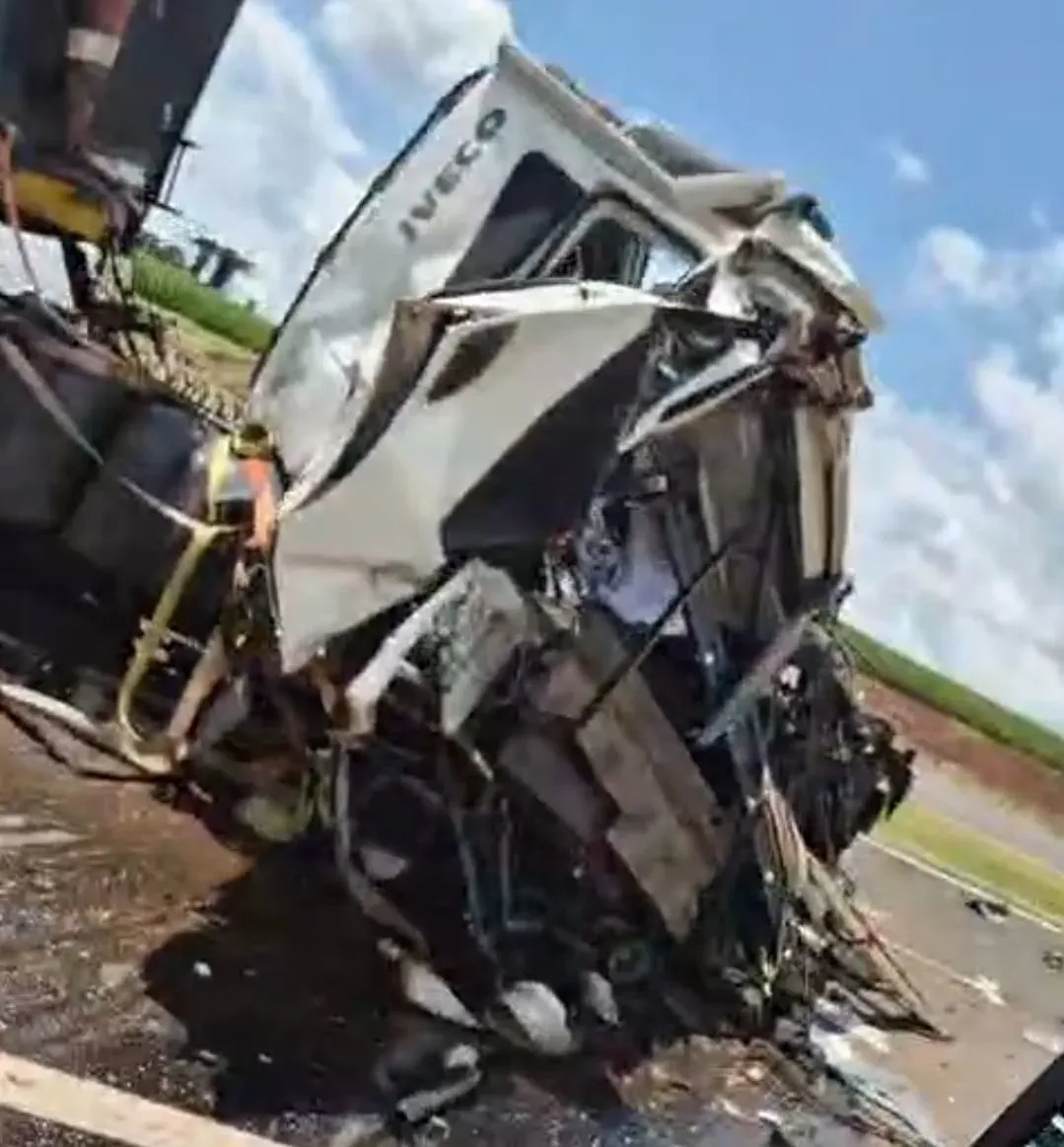 Colisão violenta entre carretas paralisa trânsito em Marilândia