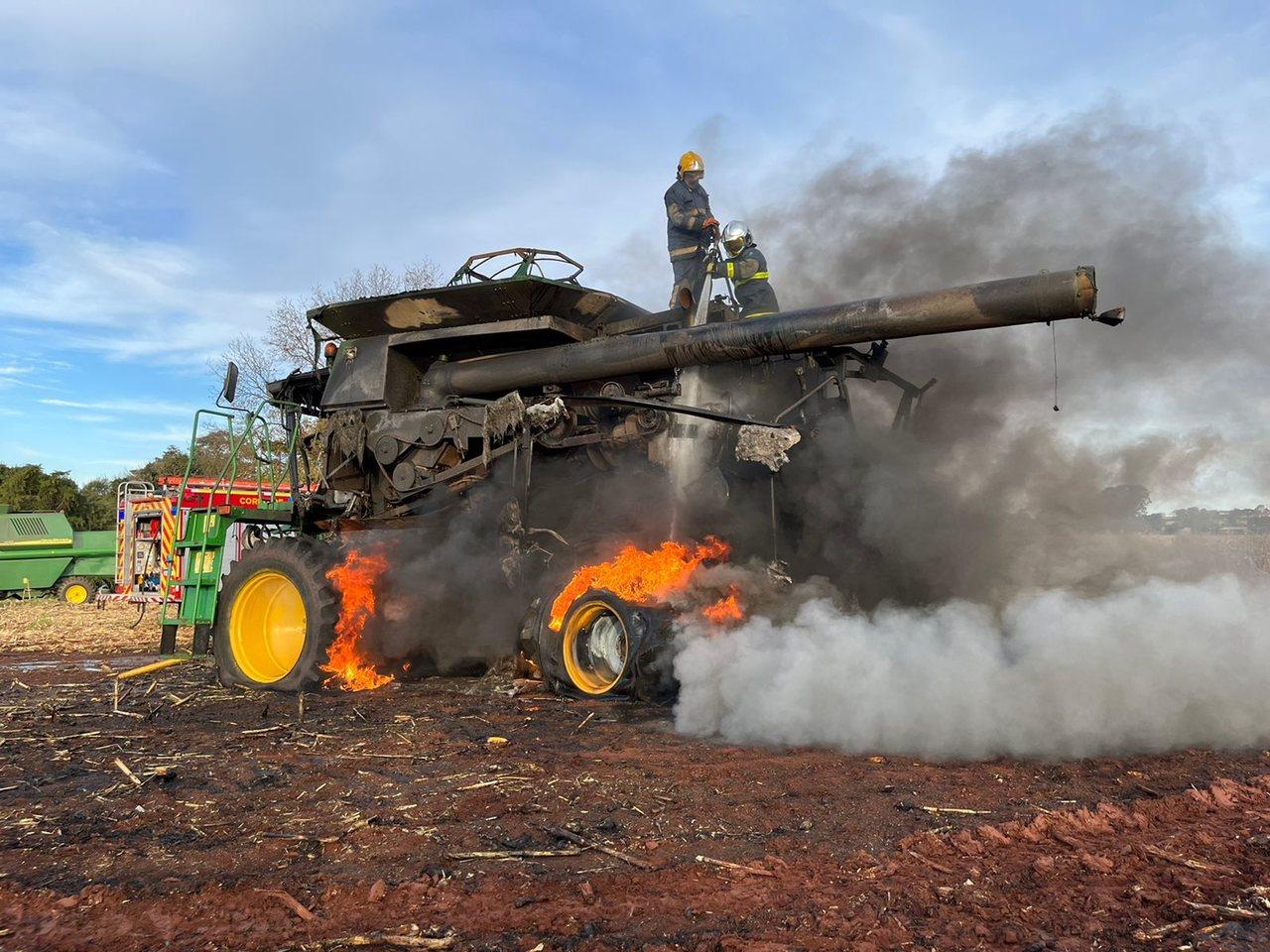 Corpo de Bombeiros de Ivaiporã controla dois incêndios em áreas rurais na tarde desta sexta