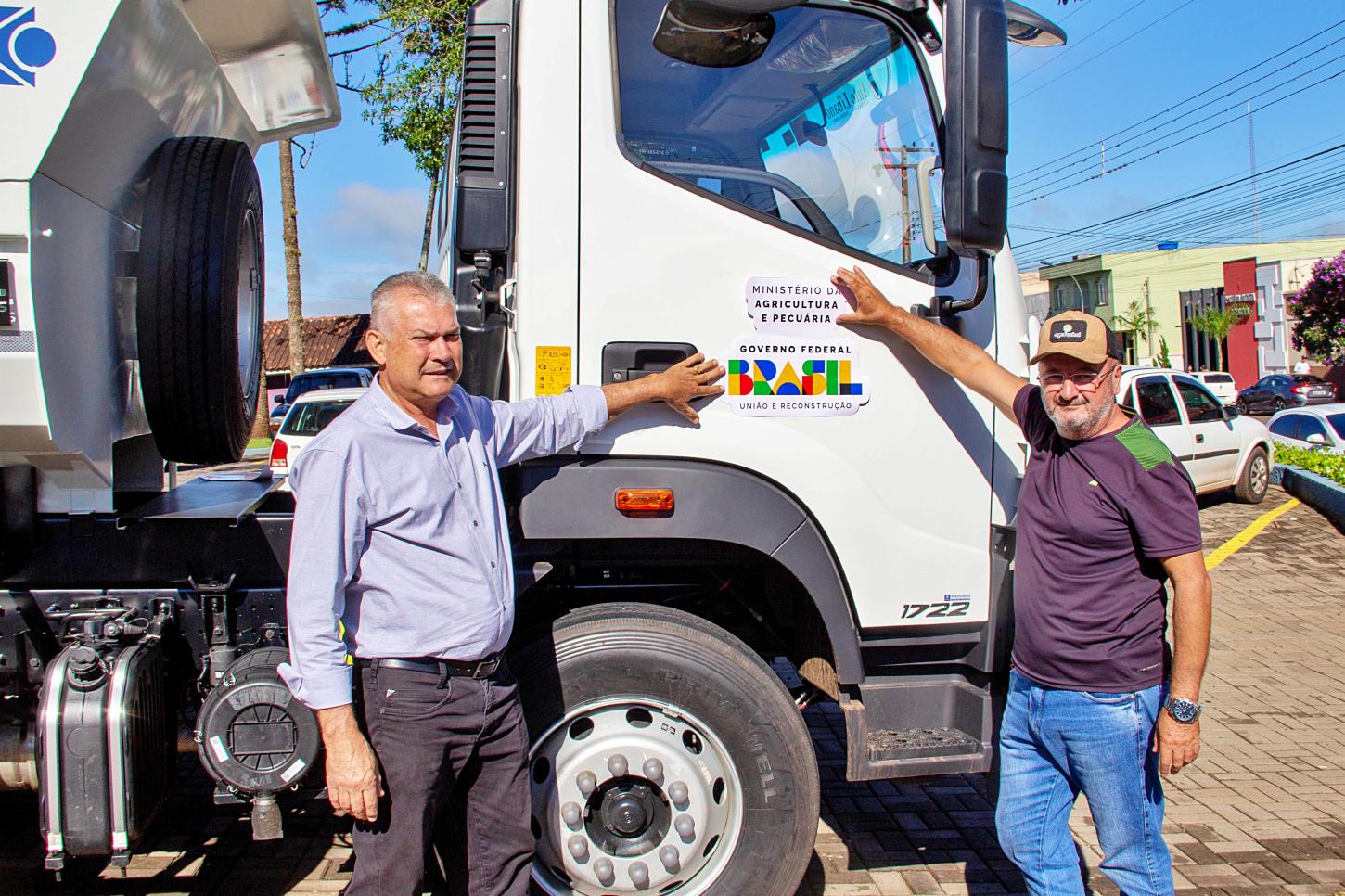 Faxinal recebe caminhão caçamba zero km para reforçar serviços agropecuários