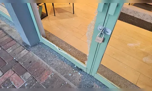 Loja tem vidro quebrado para furto no centro de Apucarana