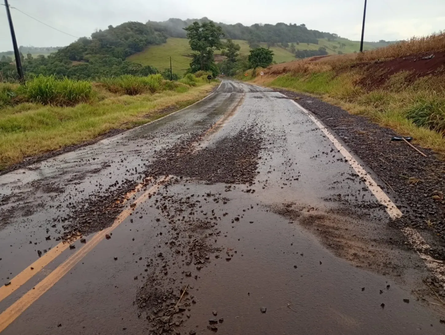Pedras causam saída de pista e carro atinge barranco em Borrazópolis