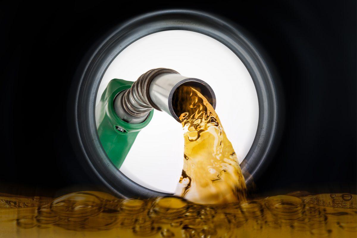 Por que a gasolina na bomba sobe mesmo com queda na Petrobras?