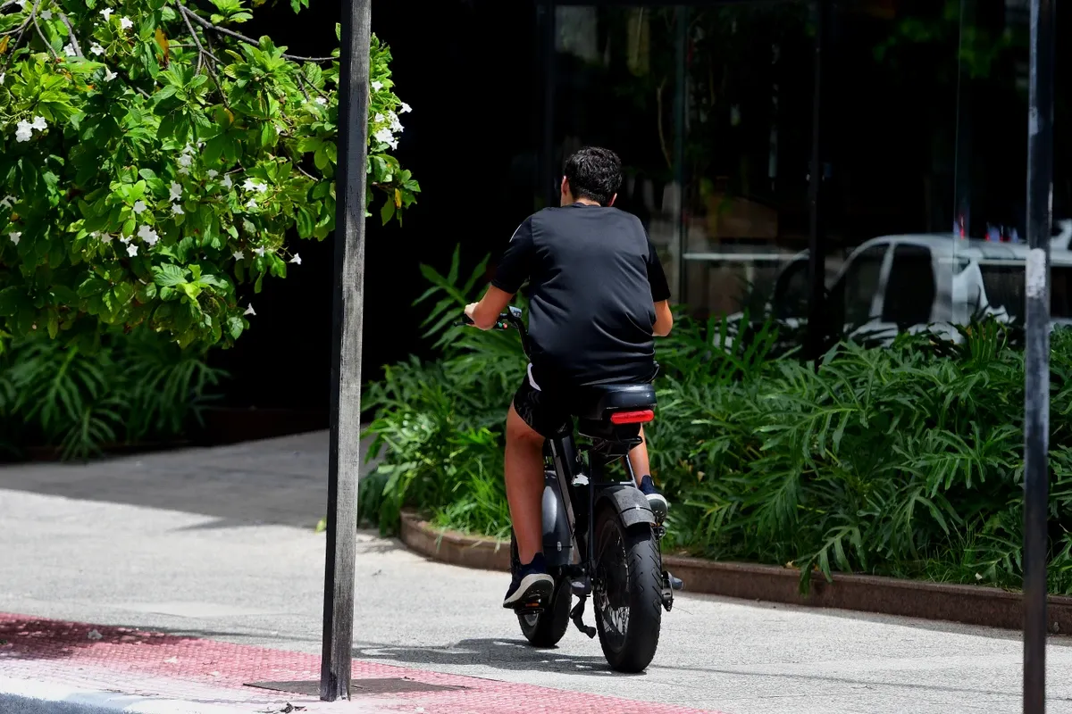 A Febre das Bicicletas Elétricas: Diversão ou Risco nas Ruas?