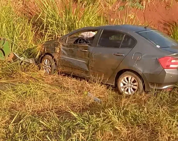 Acidente na Rodovia do Milho deixa três feridos em capotamento