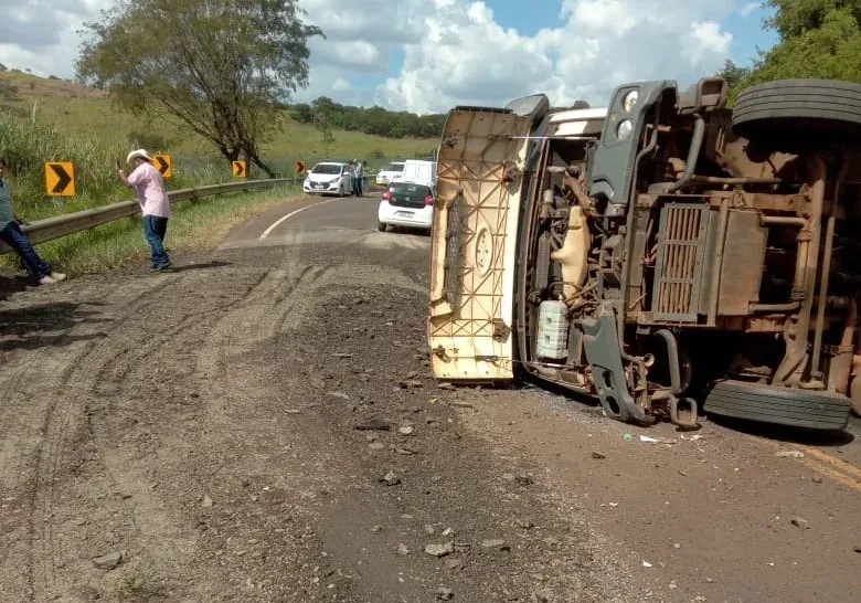Caminhão tomba após ultrapassagem arriscada em Novo Itacolomi