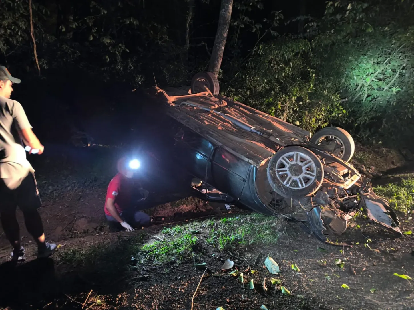Capotamento na Biquinha deixa duas vítimas feridas perto de Faxinal