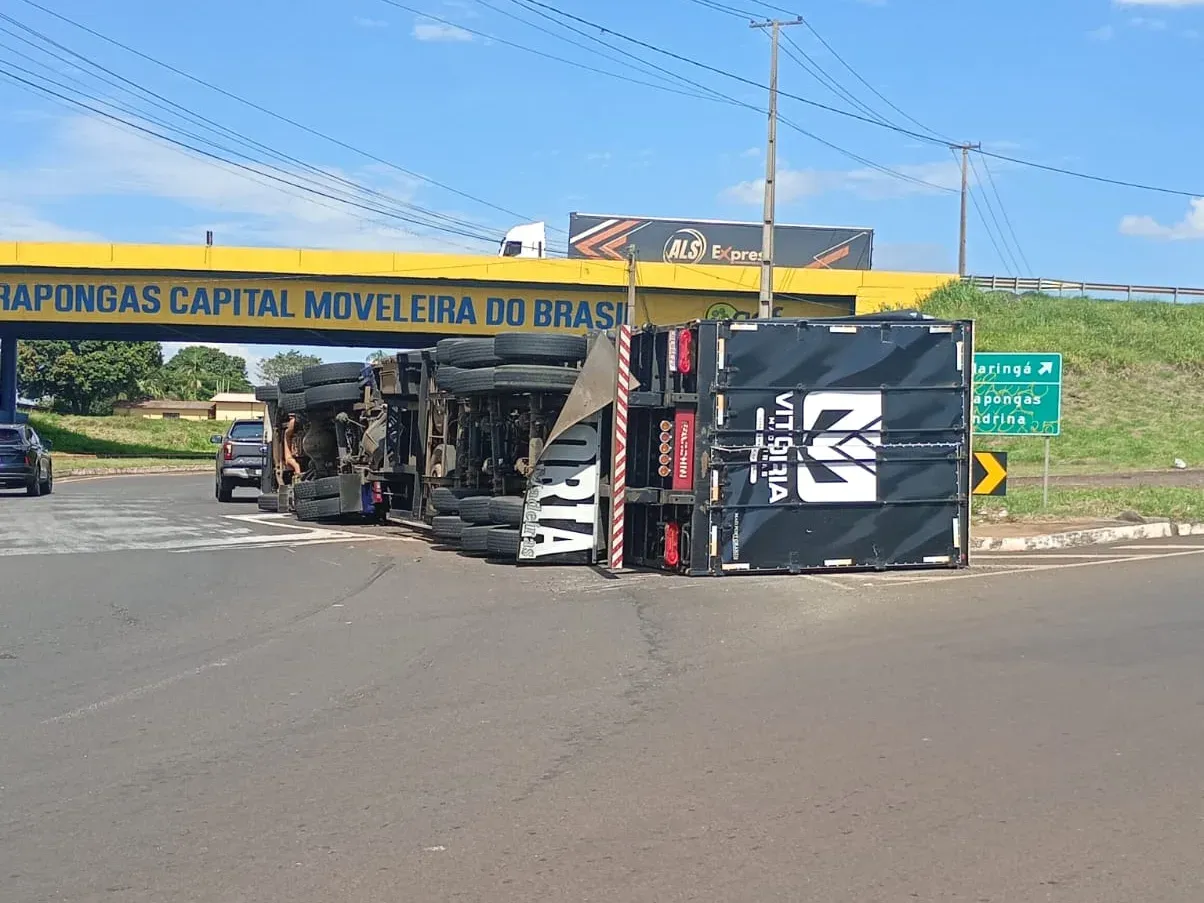Carreta tomba em pontilhão na PR-444 em Arapongas