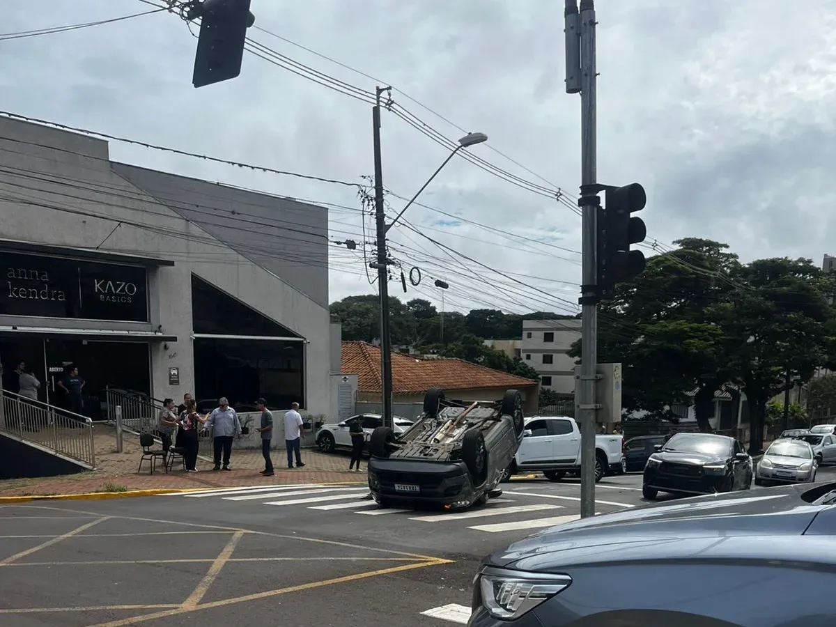Carro capota após acidente no centro de Apucarana