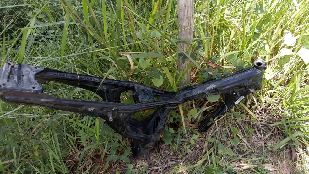 Chassi de moto é encontrado escondido em vegetação e recolhido pela PM em Mauá da Serra