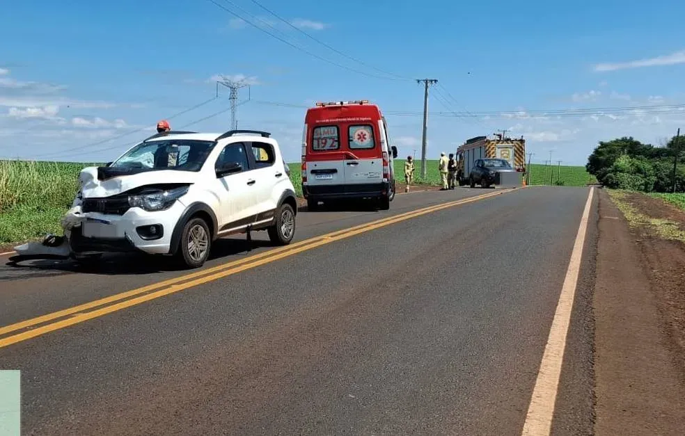 Colisão entre dois Fiat Mobi deixa dois feridos na PR-082