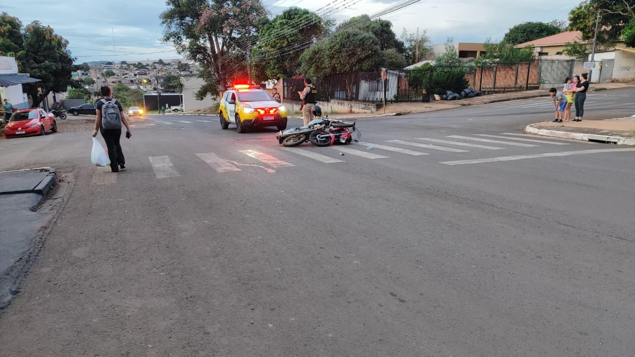 Colisão entre motos fecha esquina em Faxinal