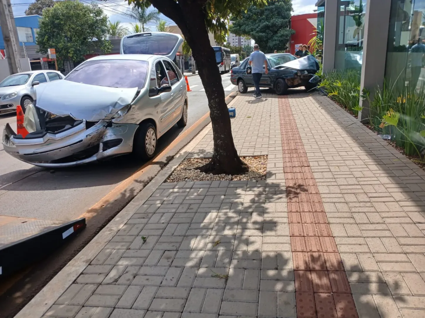 Colisão entre Santana e Citroën Picasso no centro em Arapongas