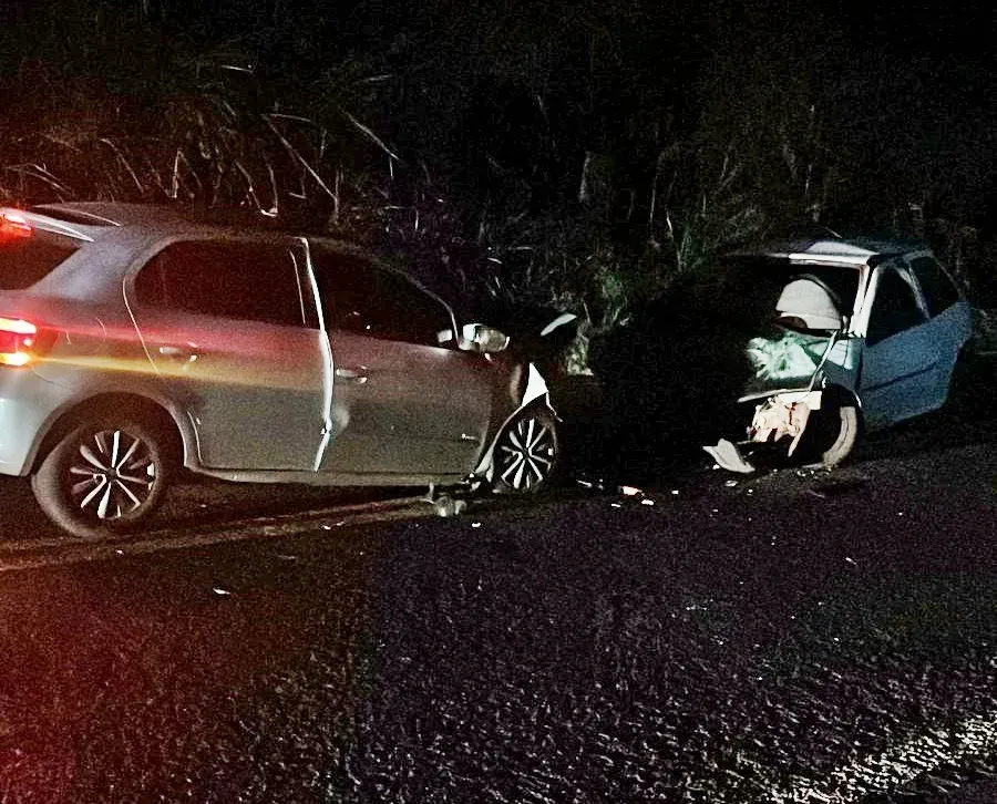 Colisão frontal entre dois Gol na PR-487 deixa um morto em Bom Sucesso