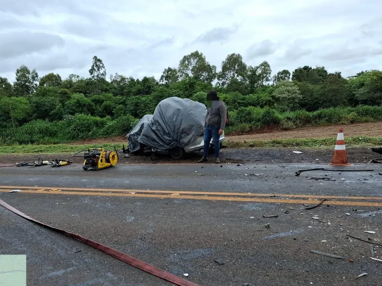 Colisão frontal na PR-545 mata motorista e fere seis em Londrina