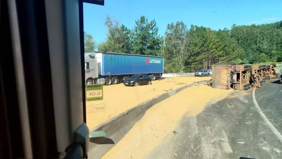 Engavetamento na BR-376 em Mauá da Serra bloqueia totalmente rodovia e deixa dois feridos