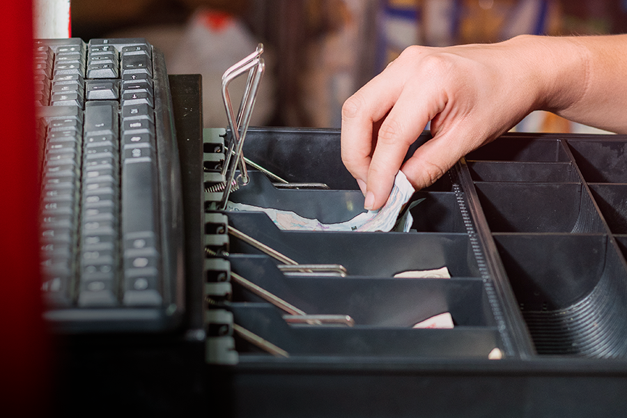 Filho de donos de bilhar é flagrado furtando R$ 4.990 do caixa em Cambira