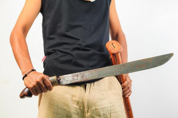 Homem afugenta ladrões com facão durante tentativa de roubo em Jandaia do Sul