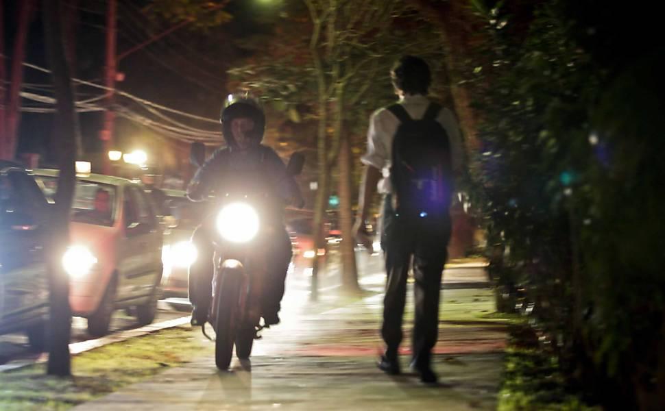 Homem é abordado por PM em São João do Ivaí por dirigir moto na calçada e usar maconha