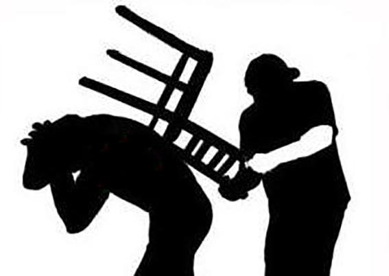 Homem é agredido com cadeirada em bar no centro de Rio Bom