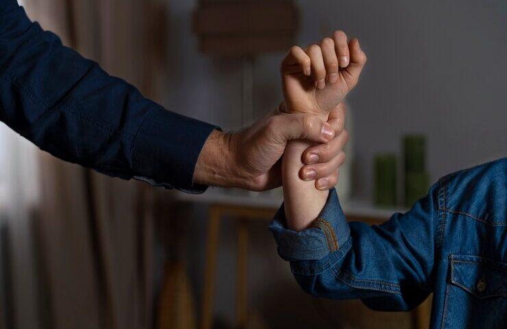 Homem é preso em flagrante por agredir companheira em loja de Ivaiporã