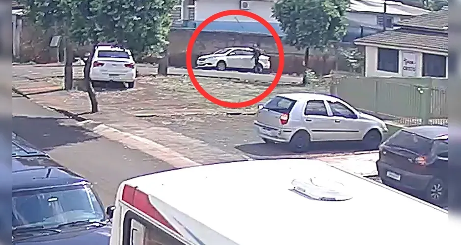 Incêndio criminoso em carro de pedagoga acende alerta em Novo Itacolomi