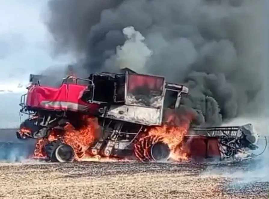 Incêndio destroi colheitadeira em Faxinalzinho