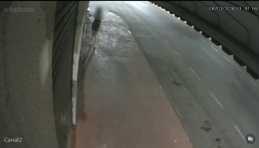 Jovem ateia fogo em banner promocional de mercearia em Borrazópolis