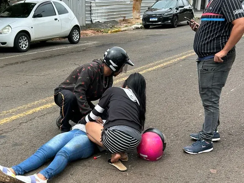 Jovem cai de motocicleta e fica ferida na Avenida Curitiba em Apucarana