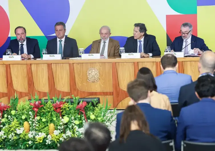 Lula assina decreto e MP para zerar impostos e subsidiar diesel em meio à guerra no Irã