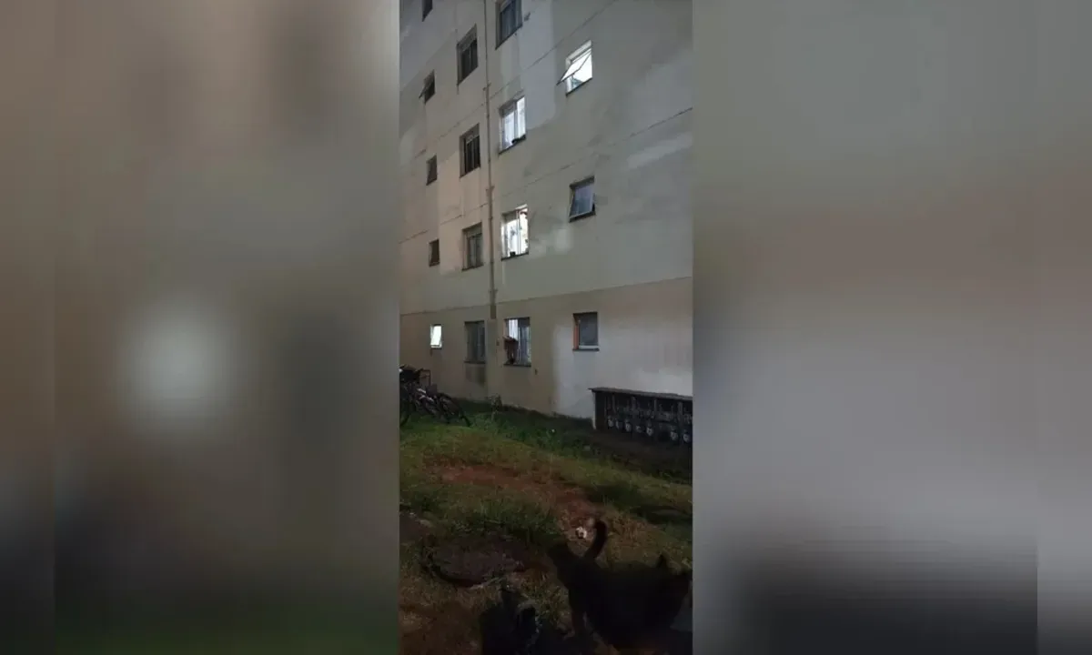 Mãe salta do 2º andar com filha de 2 anos para fugir de agressões