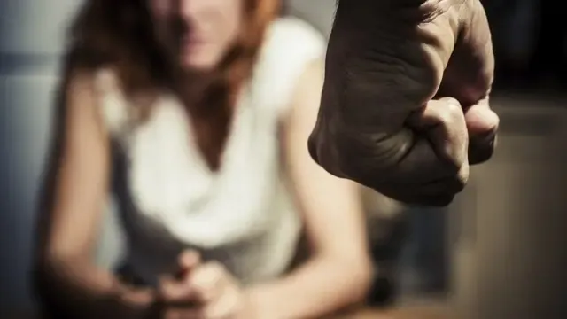 Marido agride esposa com socos, chutes e objeto em Jandaia do Sul