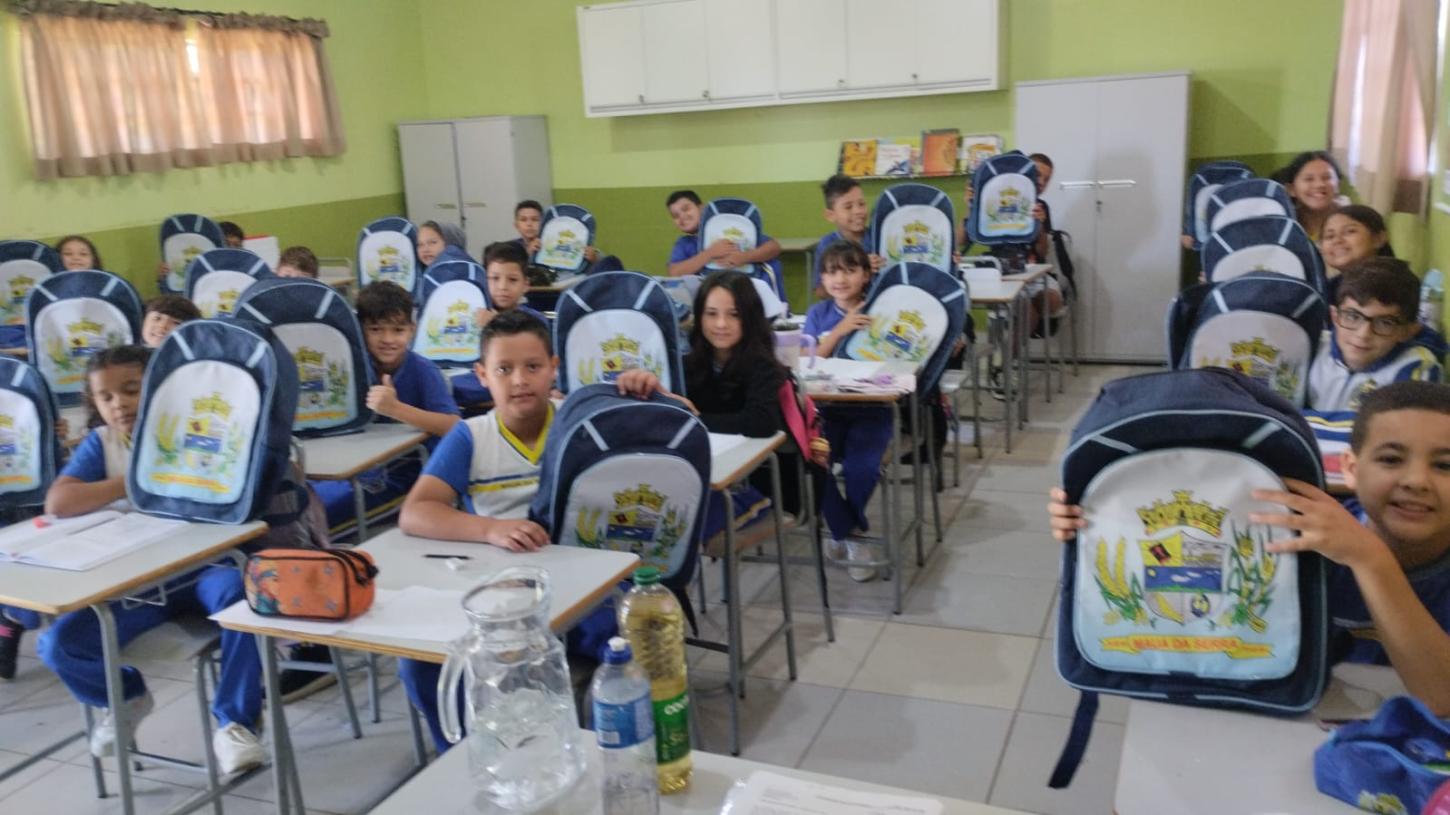 Mauá da Serra inicia ano letivo com entrega de mochilas escolares