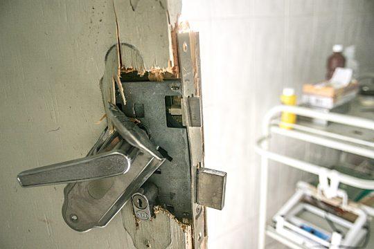 Moradora encontra casa arrombada e furtada após dez dias fora em Apucarana