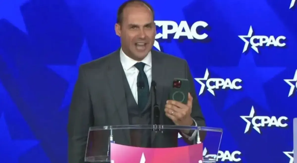 Moraes dá 24 horas à defesa de Bolsonaro para explicar vídeo de Eduardo gravado nos EUA