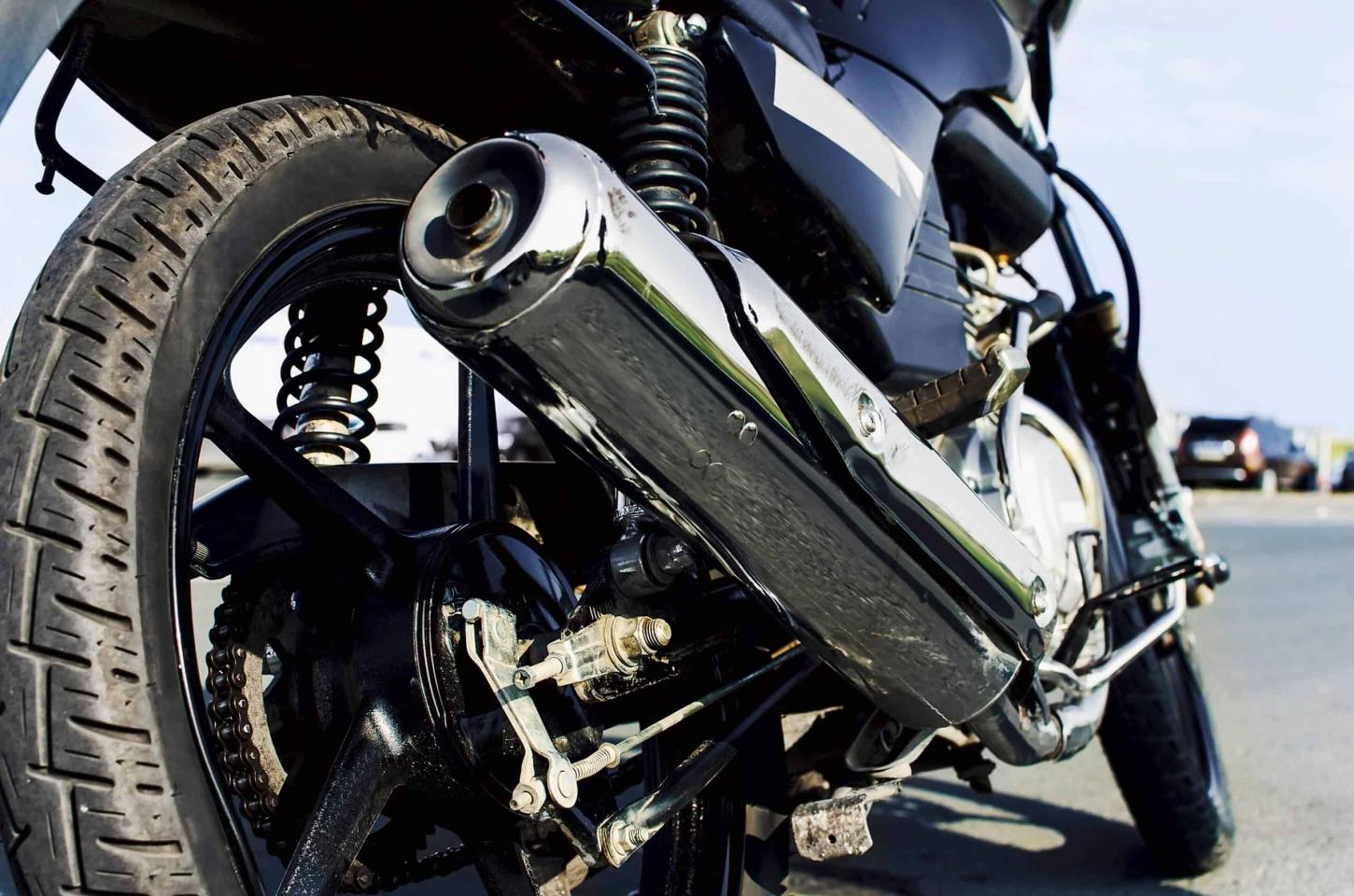 Motocicleta com escapamento aberto é apreendida no centro de Faxinal