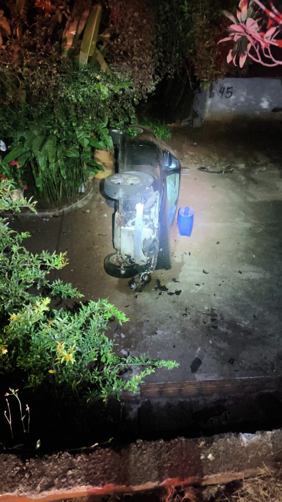 Motorista abandona Mercedes após colisão e capotamento em Apucarana