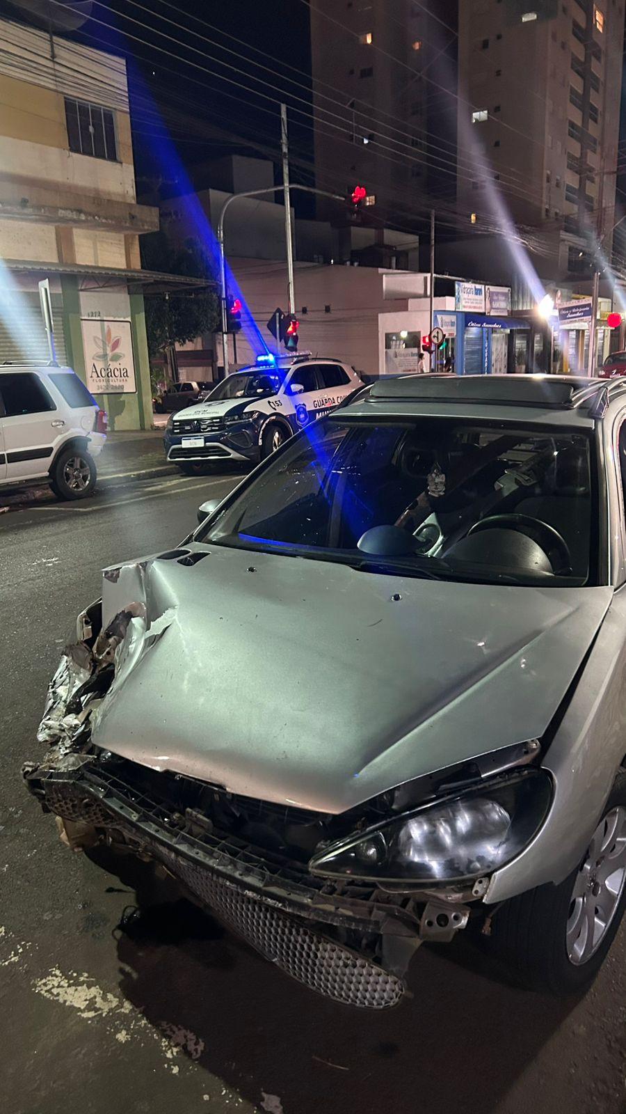 Motorista bêbado colide com carros estacionados em Apucarana