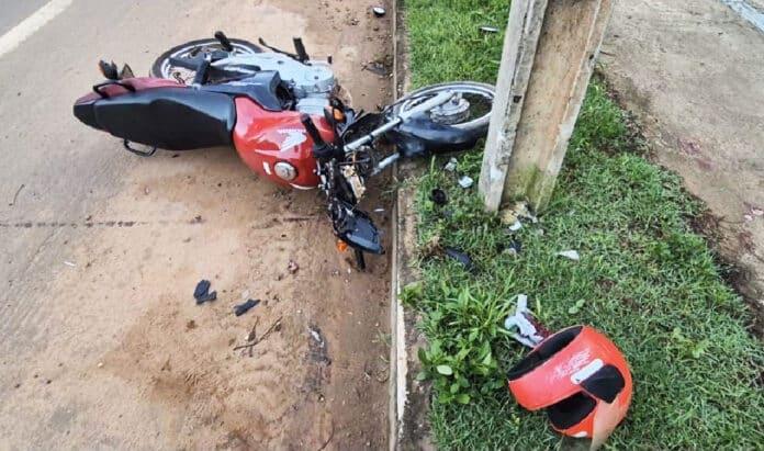 Motorista colide com poste em Ivaiporã e se recusa a fazer teste do bafômetro