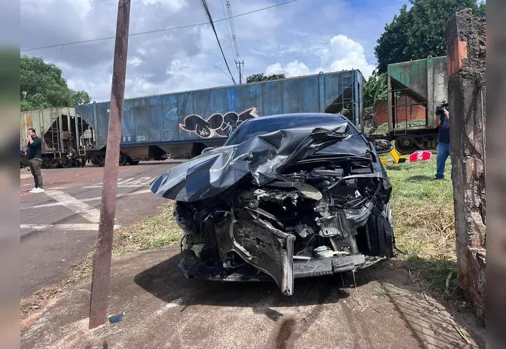 Motorista colide com trem em Apucarana e escapa ileso