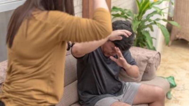 Mulher agride e ameaça homem por ciúmes em California