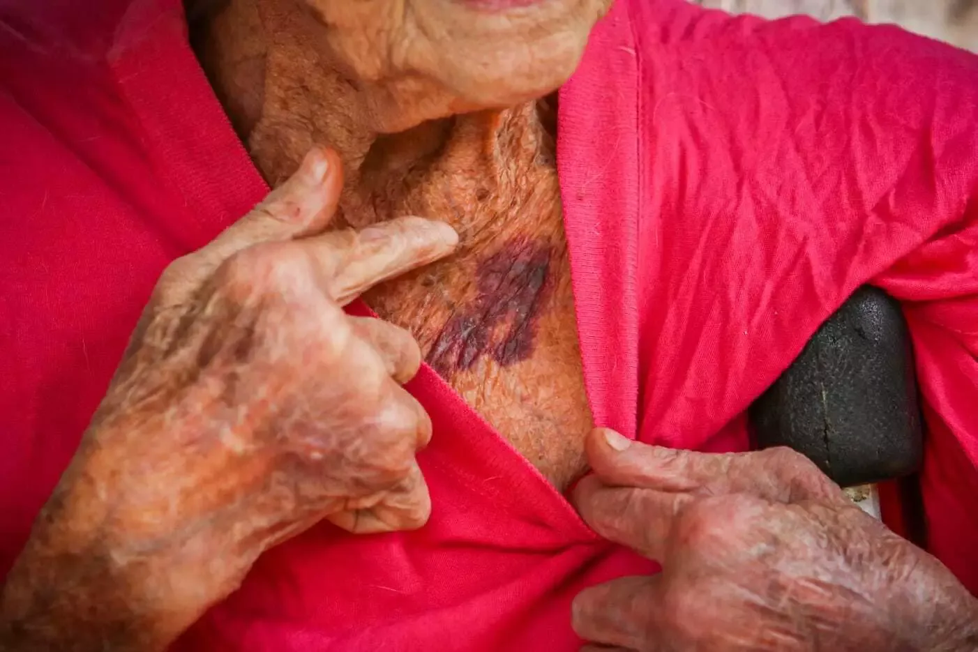 Mulher de 60 anos agride companheiro e corta suas roupas em Jandaia do Sul