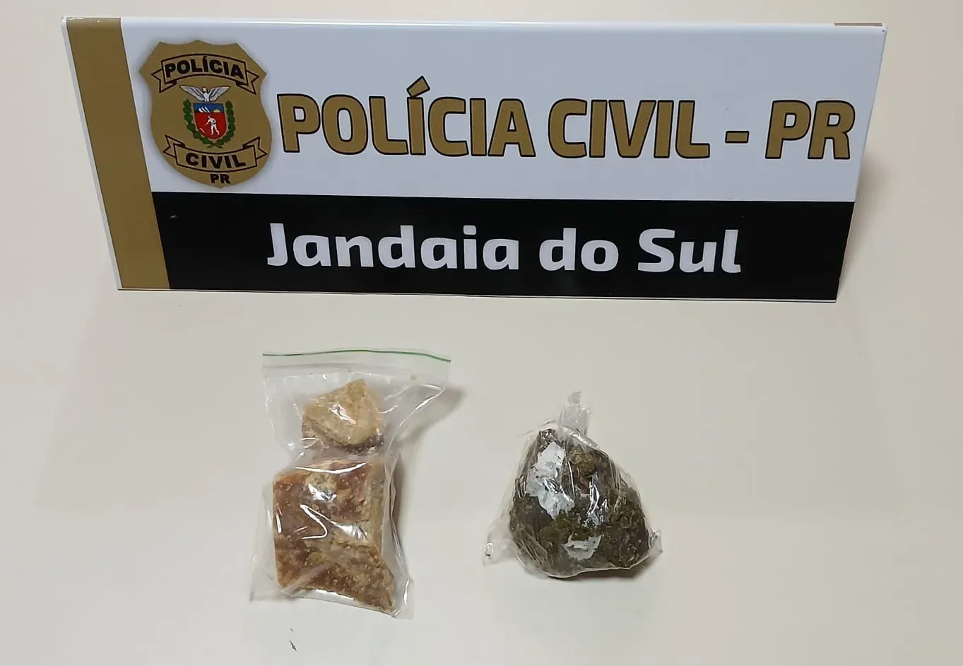Mulher é presa em flagrante com crack e maconha durante abordagem em Jandaia do Sul