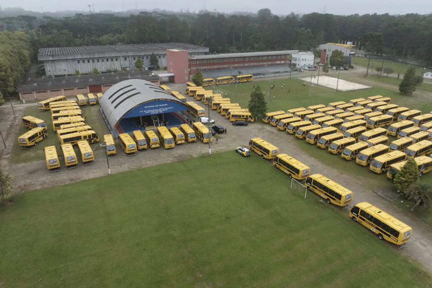 Paraná inicia entrega de 687 ônibus escolares para 340 municípios