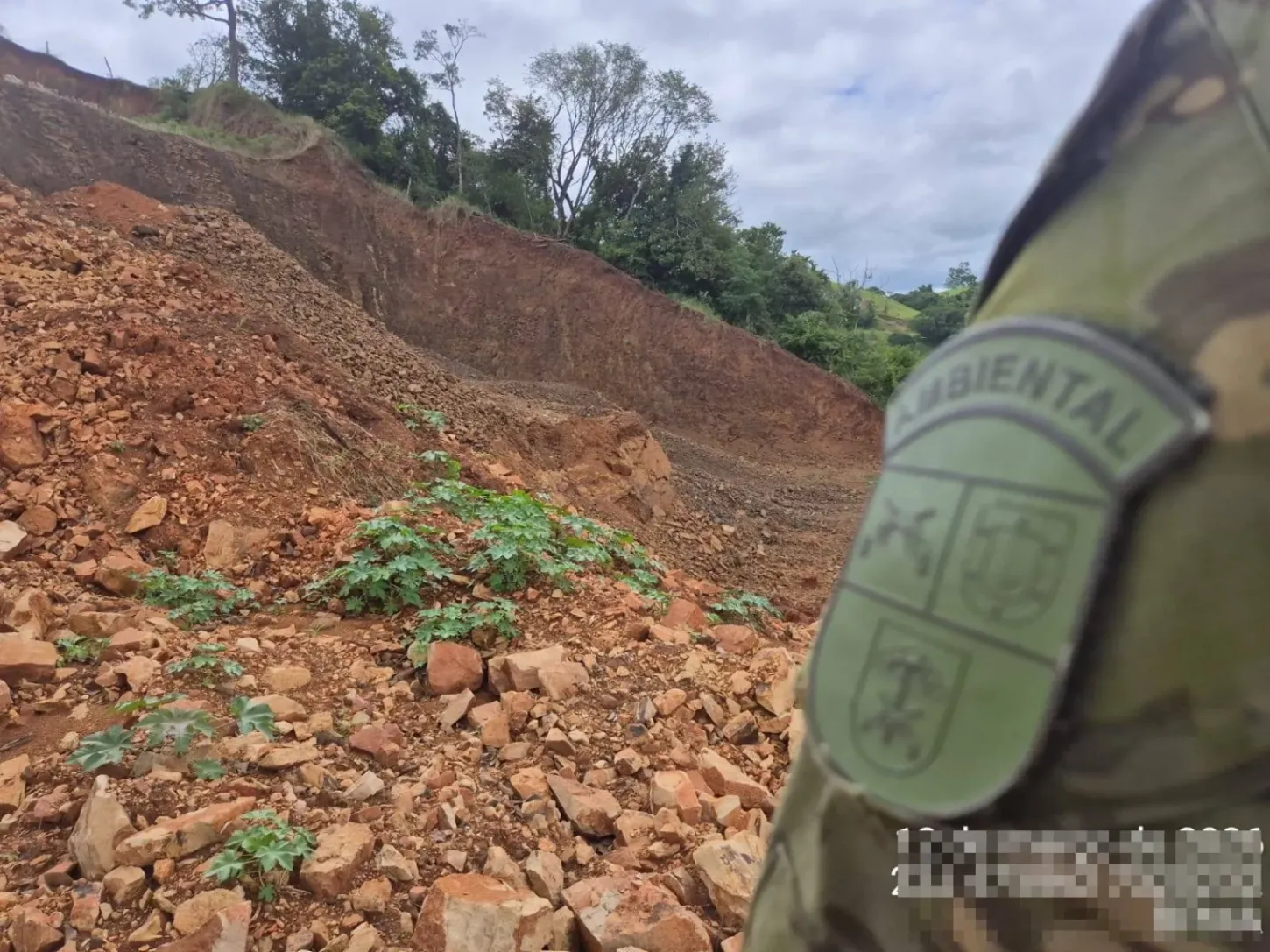 PM Ambiental flagra extração ilegal de cascalho em Rosário do Ivaí