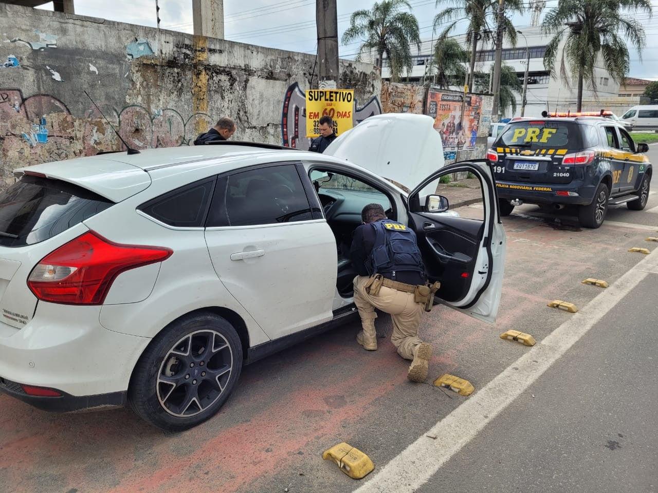 Polícia apreende Ford Focus com sinais identificadores adulterados em Apucarana