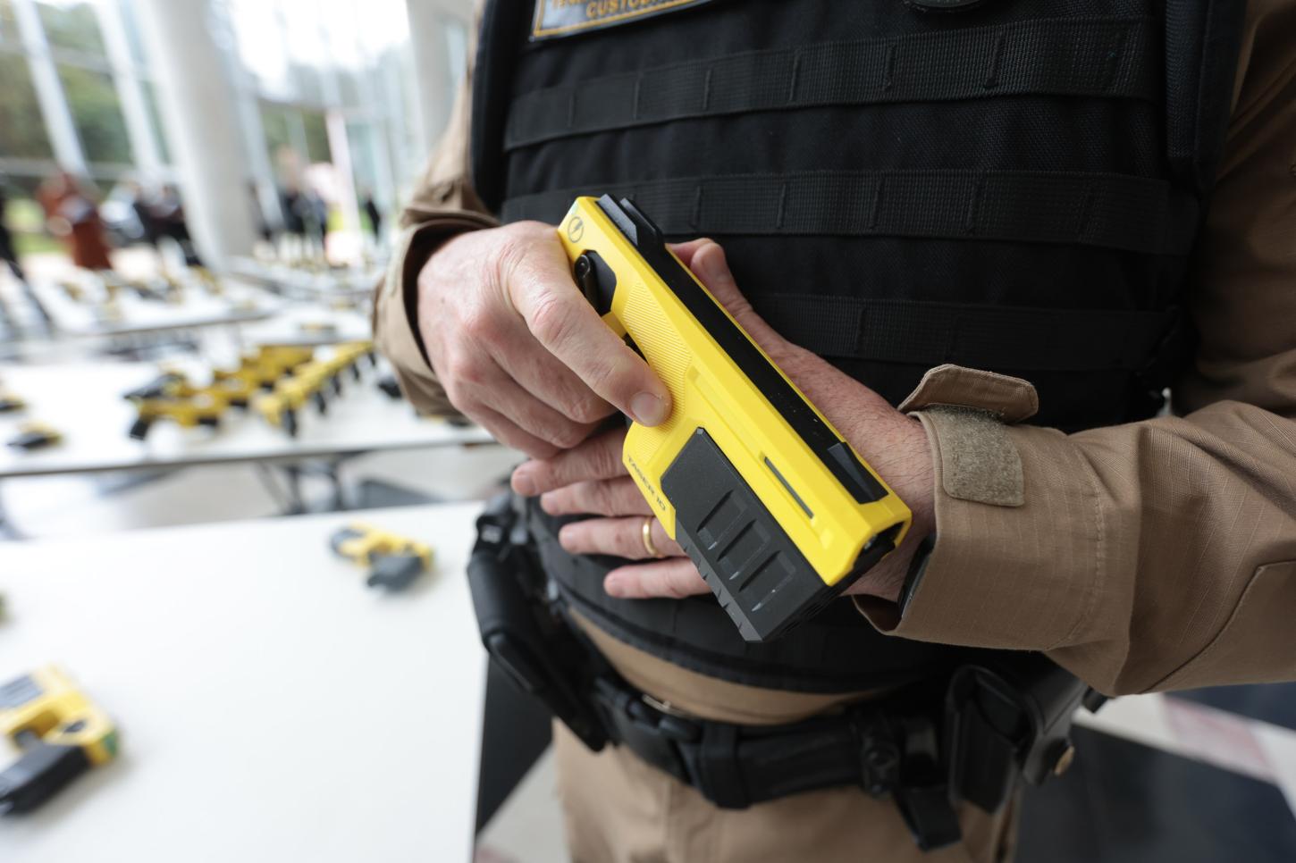 Polícia usa taser para prender genro desobediente em Rio Branco do Ivaí